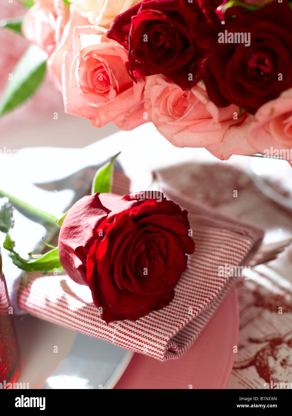 Place avec serviette et une rose rouge Banque D'Images