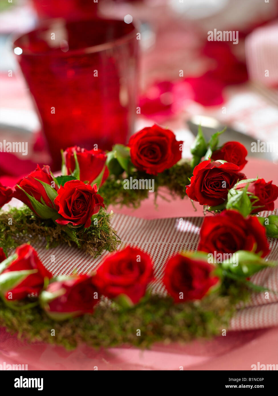 Couronne en forme de coeur avec des fleurs rose rouge Banque D'Images