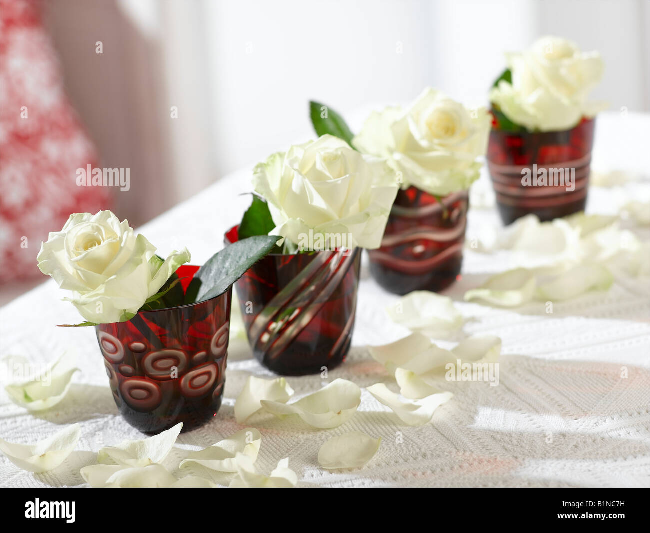 Les roses blanches en rouge verres Banque D'Images