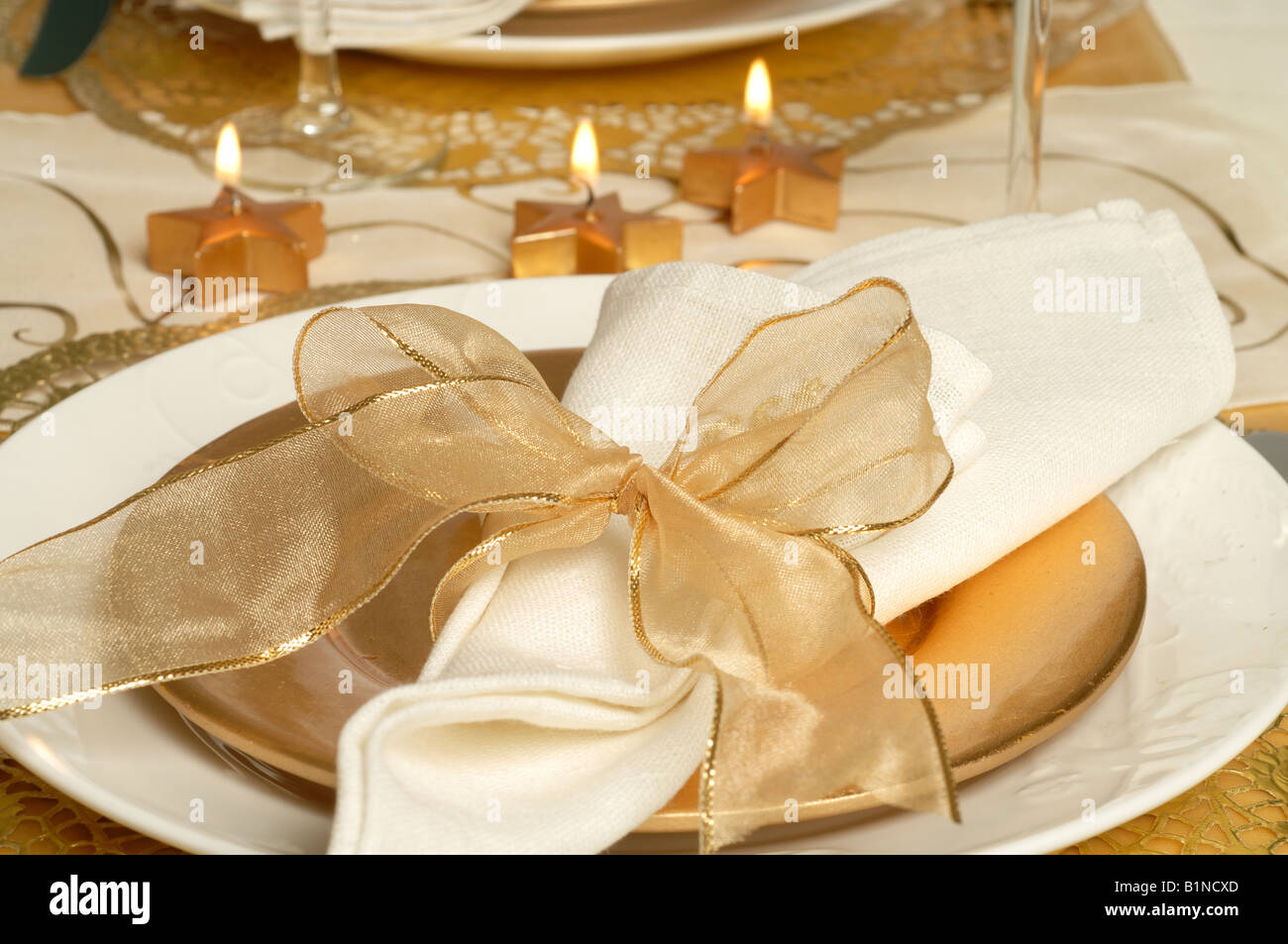 Table de Noël couvert, serviette attaché avec un ruban d'or Photo Stock -  Alamy