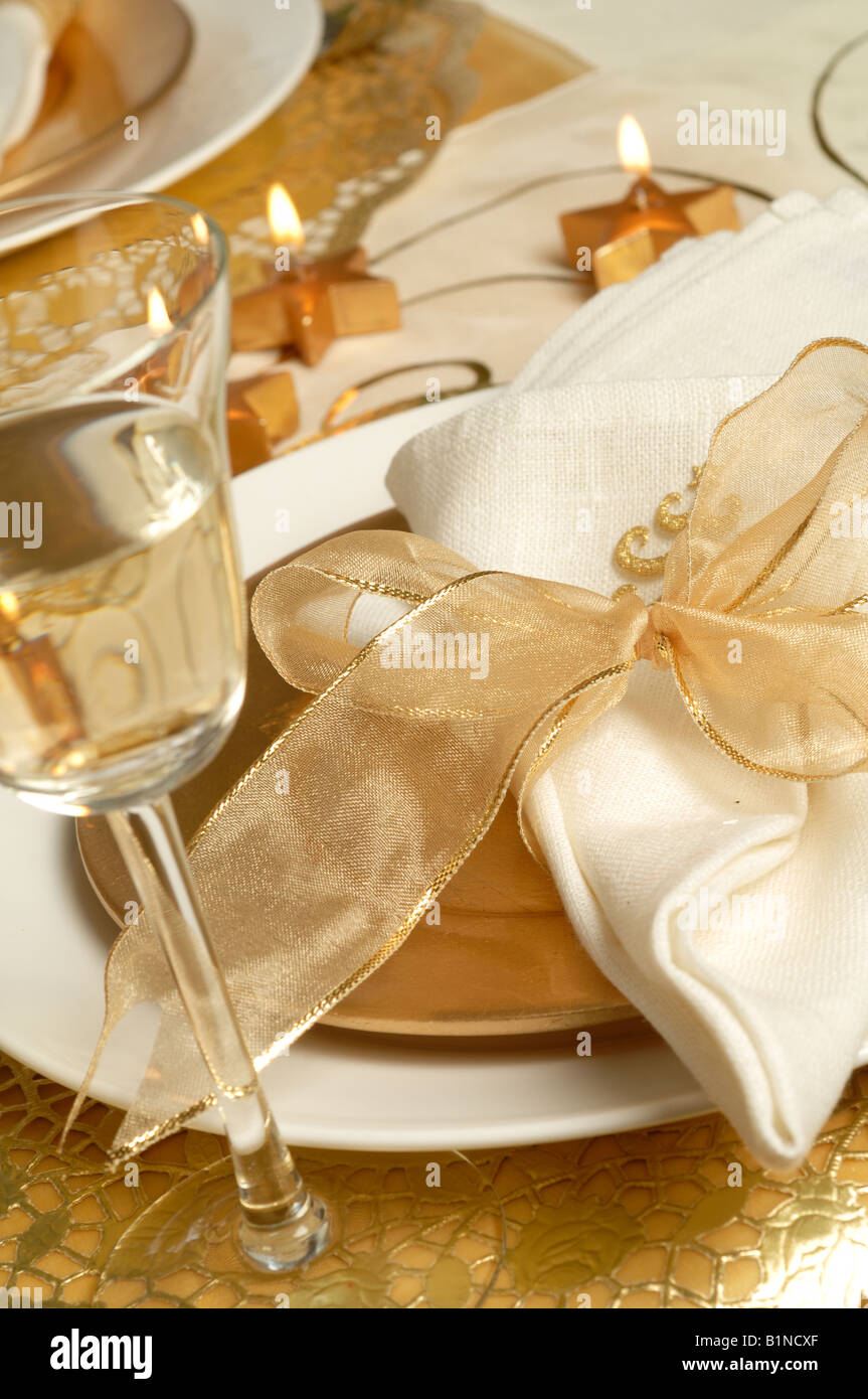 Table de Noël couvert, serviette attaché avec un ruban doré et un verre de  vin blanc Photo Stock - Alamy