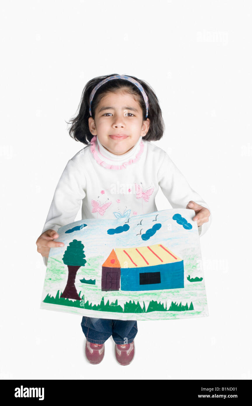Portrait d'une fille montrant un dessin Banque D'Images