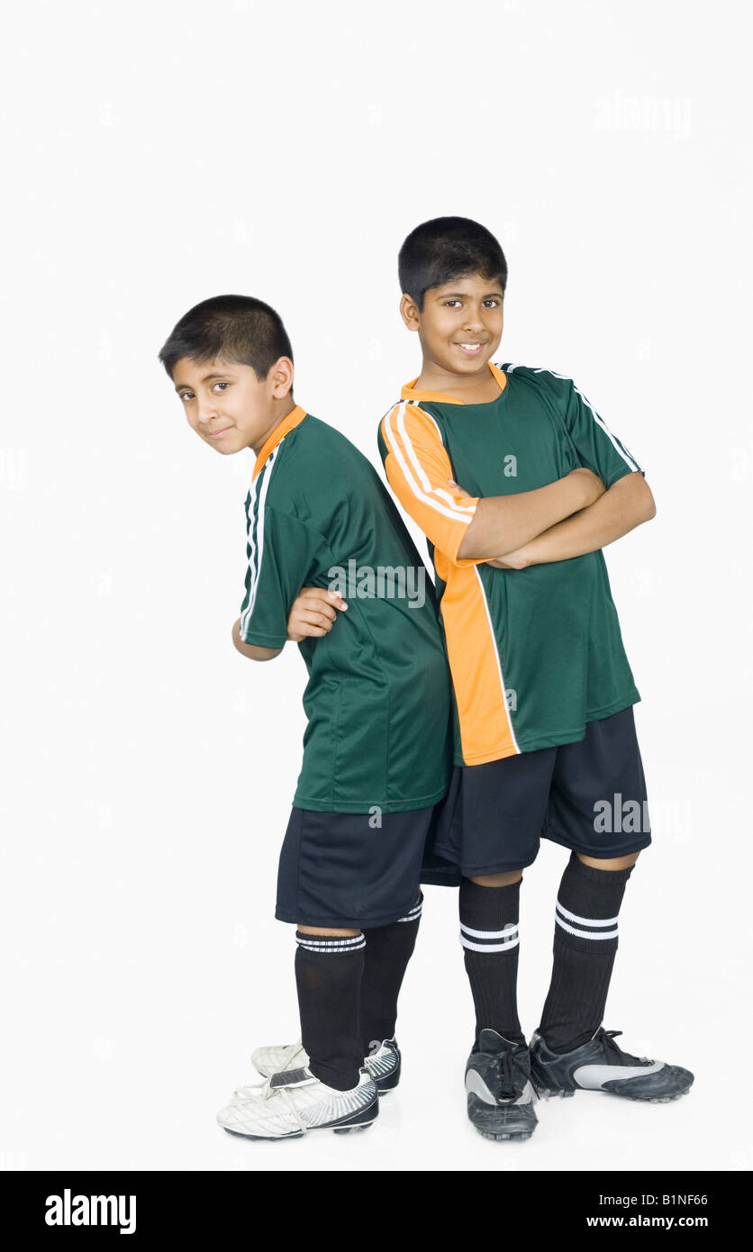 Portrait de deux garçons en sous-vêtements de sport et de standing back to back Banque D'Images