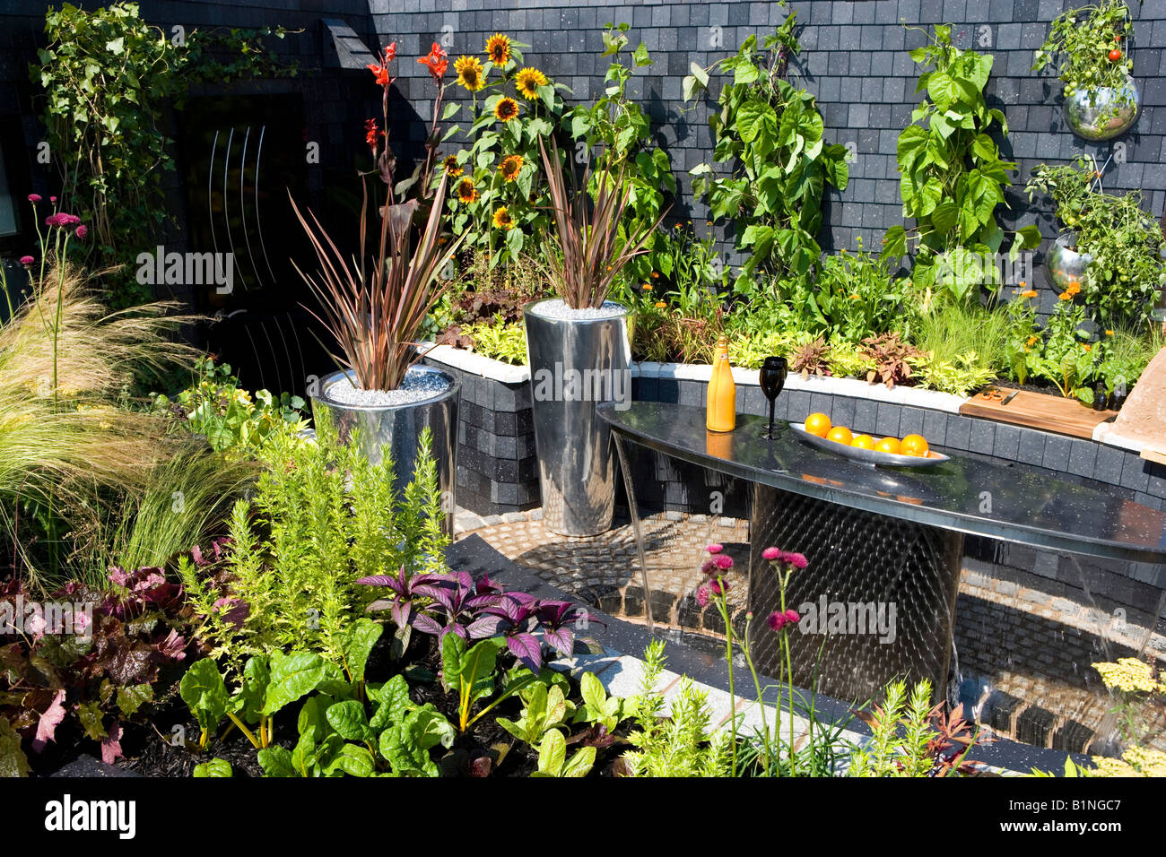 En et de l'acier table de jardin et des jardinières Banque D'Images