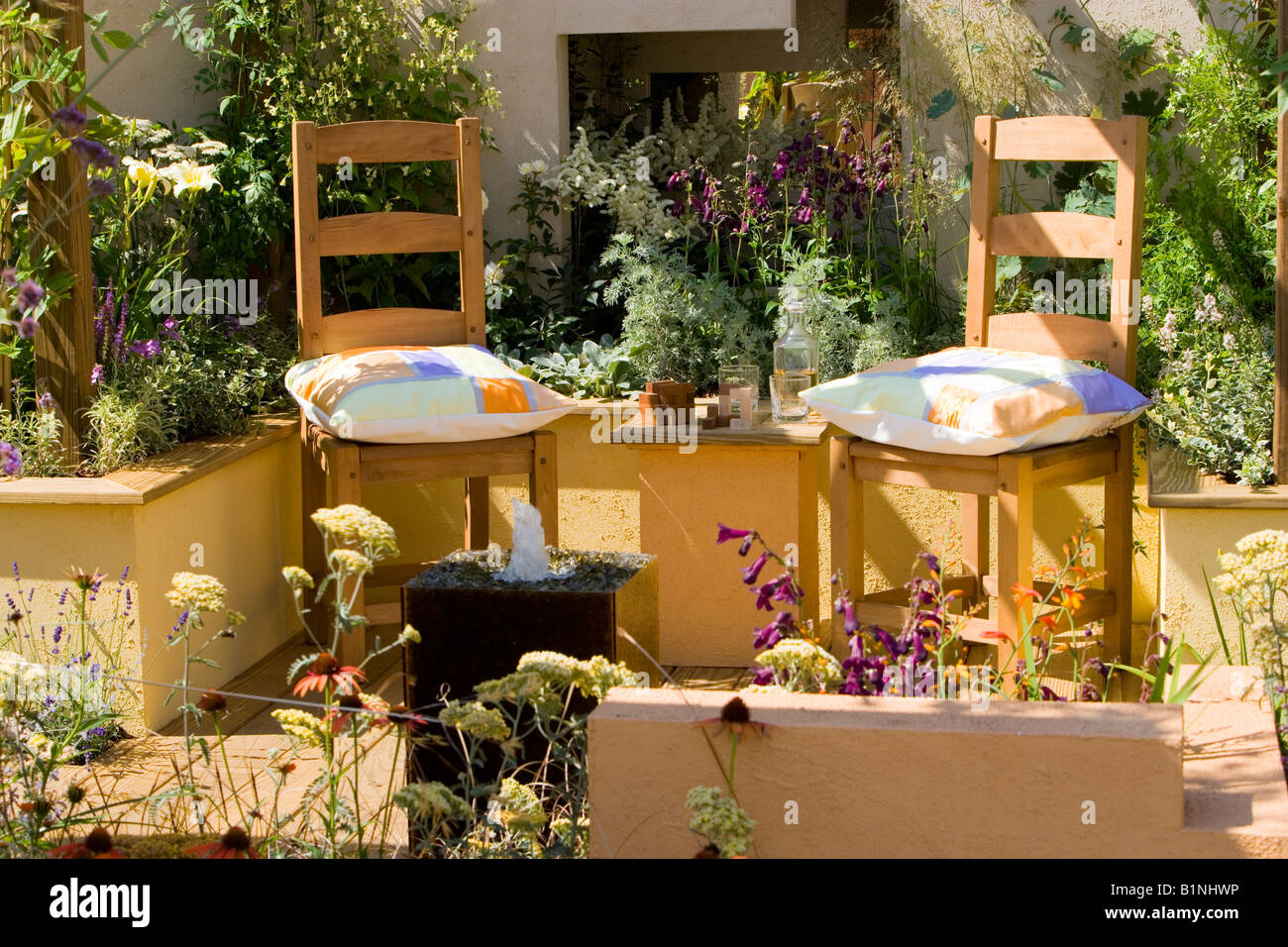 2 chaises en bois sur un patio avec jardin Banque D'Images