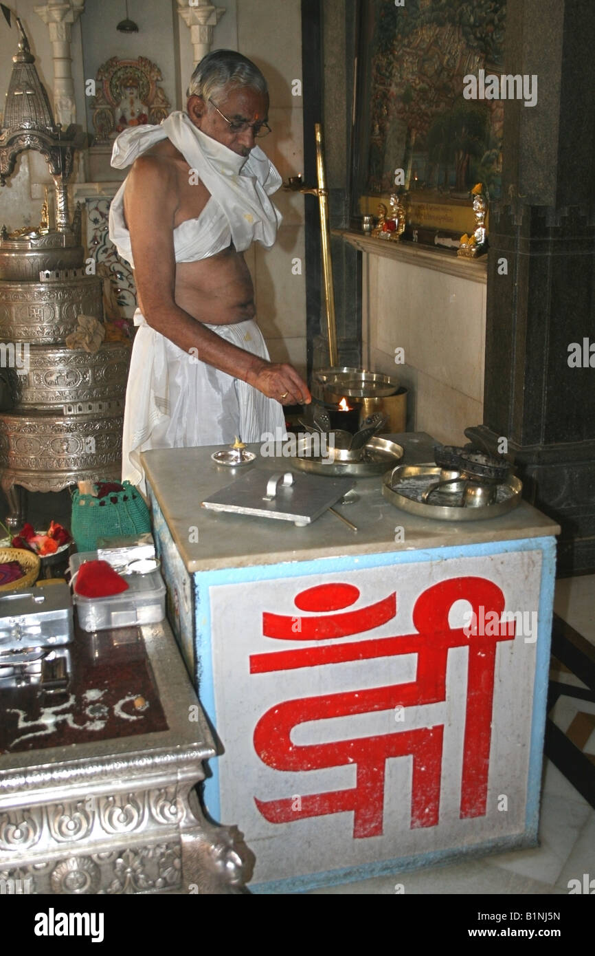 Prêtre Jain , Parasvanathaswami pooja préparation Jain temple , Bangalore , Inde du Sud Banque D'Images
