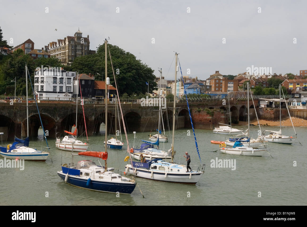 Port de Folkestone Kent avec yachts. Vue sur la ville. Angleterre 2008 Royaume-Uni 2000s HOMER SYKES Banque D'Images