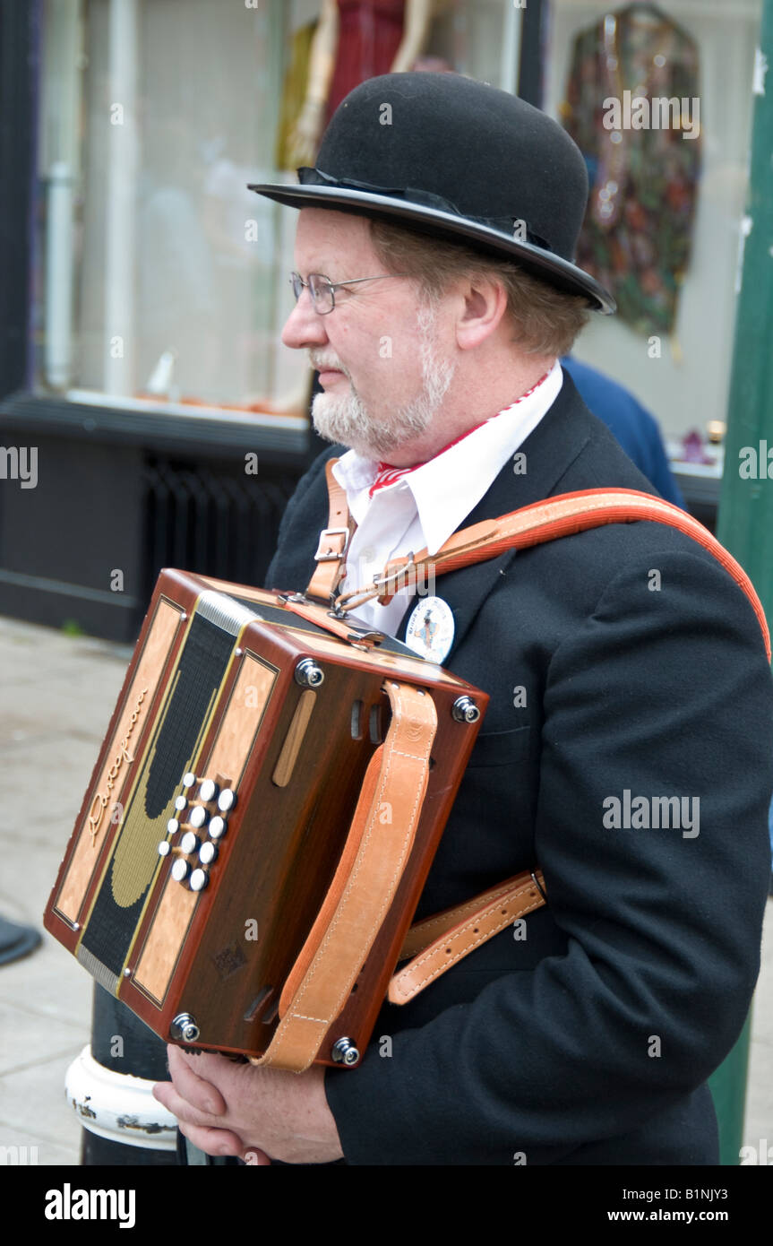 Musicien de rue à la Winchester festival en Angleterre, il joue un accordéon et portant un chapeau melon Banque D'Images