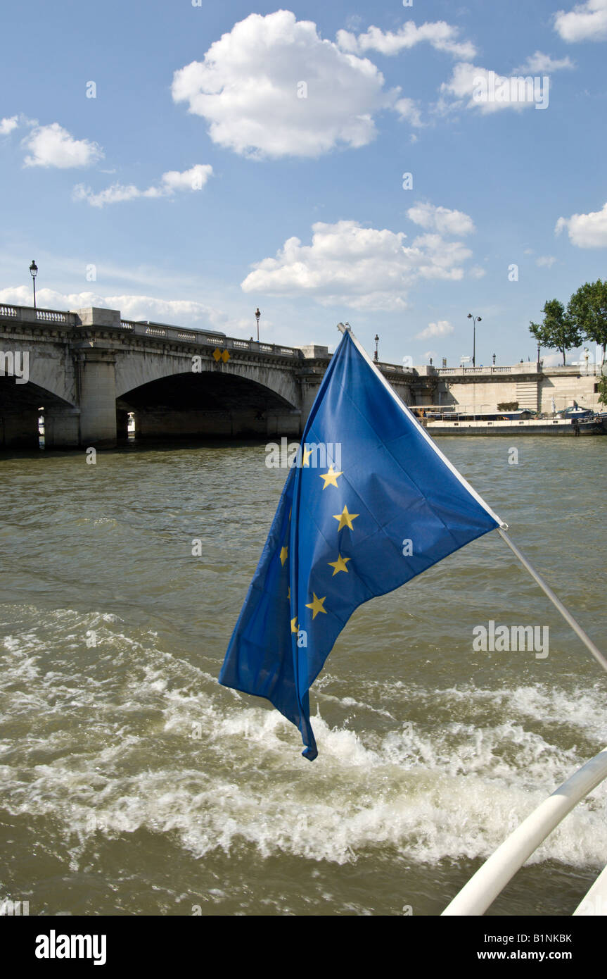 Seine Paris France & drapeau de l'UE sur le bateau Banque D'Images