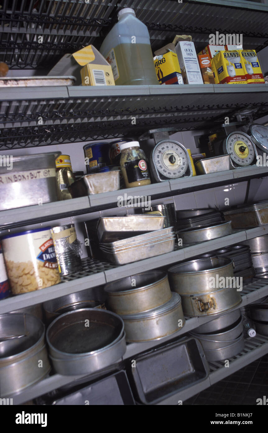 Des étagères pleines de Cuisine Casseroles et ustensiles de pâtisserie dans la section pâtisserie d'un grand restaurant Banque D'Images