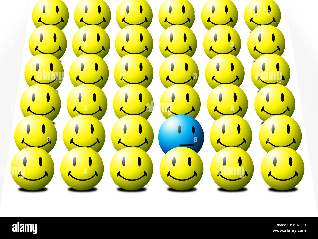 L'une face bleue parmi plusieurs faces jaunes indiquant l'intrus Banque D'Images