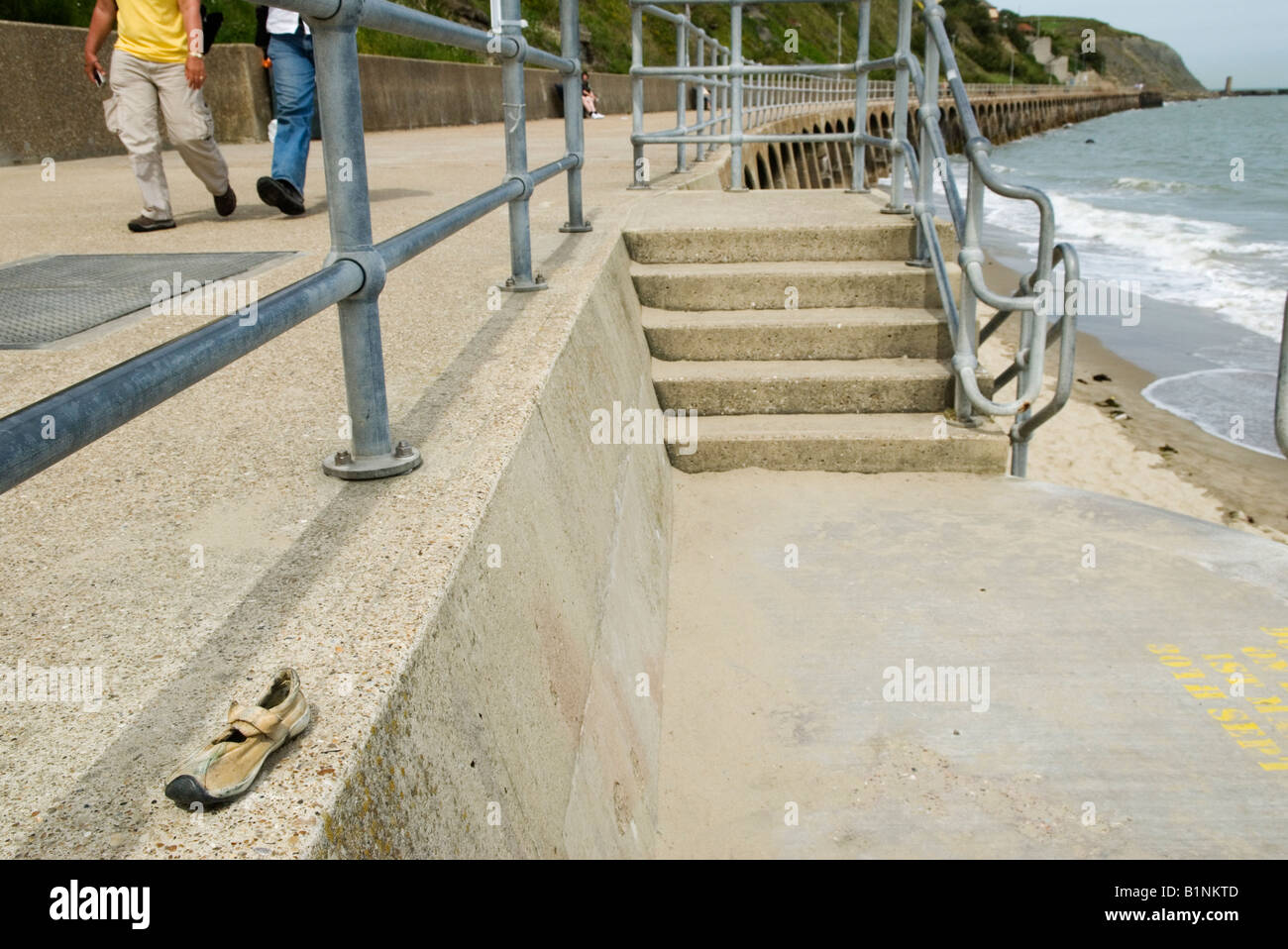 Tracey Emin Creative Folkestone Triennial exposition d'art publique Kent UK 'Baby Things' exposition d'art publique 'Baby Shoe' à Sunny Sands Beach 2000a. Banque D'Images