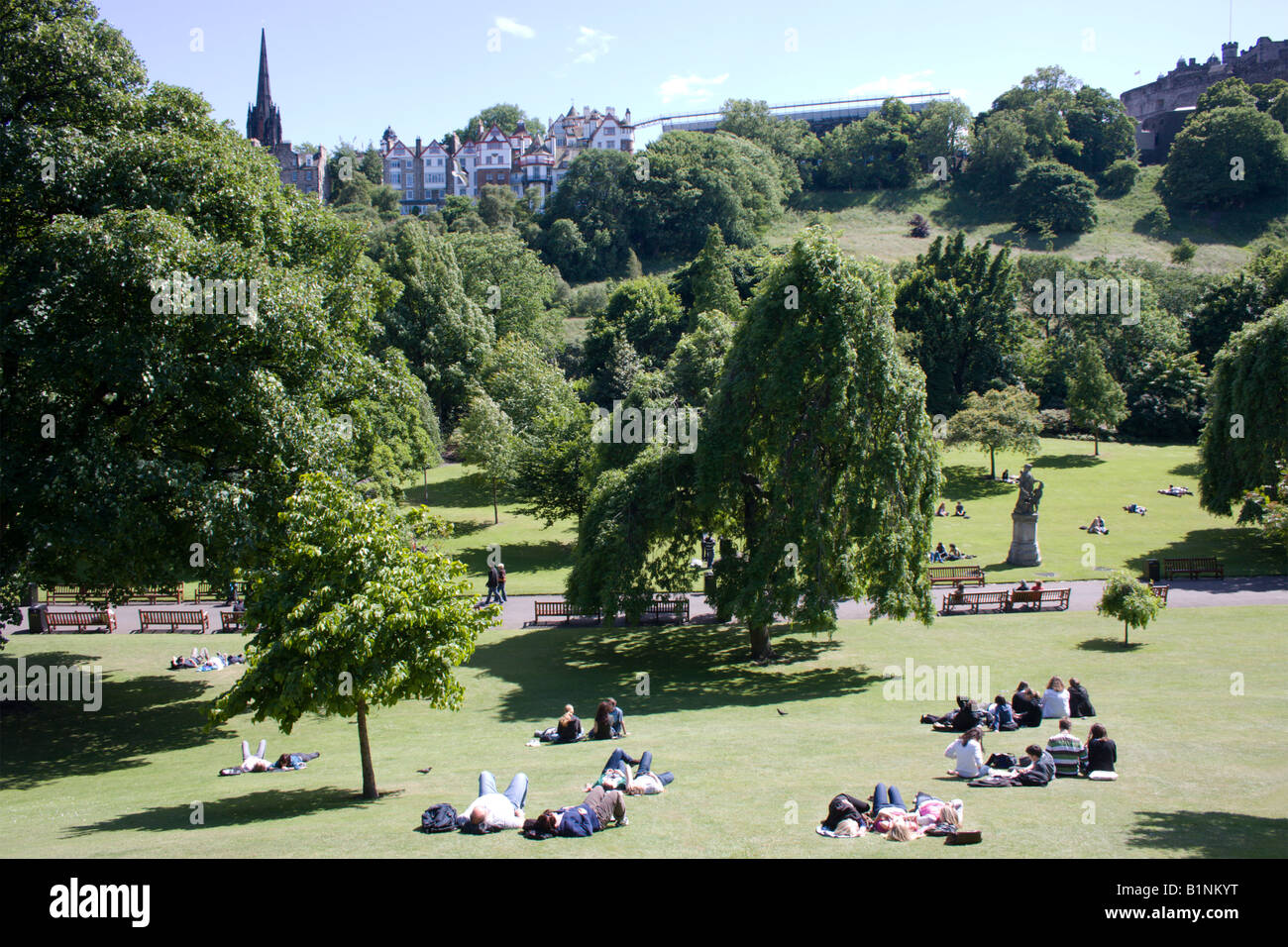 Les jardins de Princes Street à Édimbourg sous le soleil d'été avec les gens se relaxer et apprécier le parc. Banque D'Images