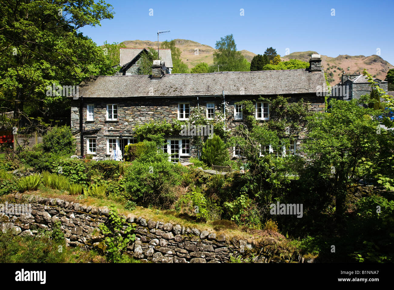 Lake Road Village mitoyenne en pierre traditionnels chalets de Lakeland, le "Lake District" Cumbria England UK Banque D'Images