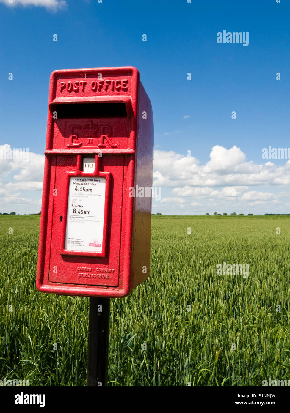 Boîte de poste ruraux à côté d'un champ cultivé en été Angleterre UK Banque D'Images