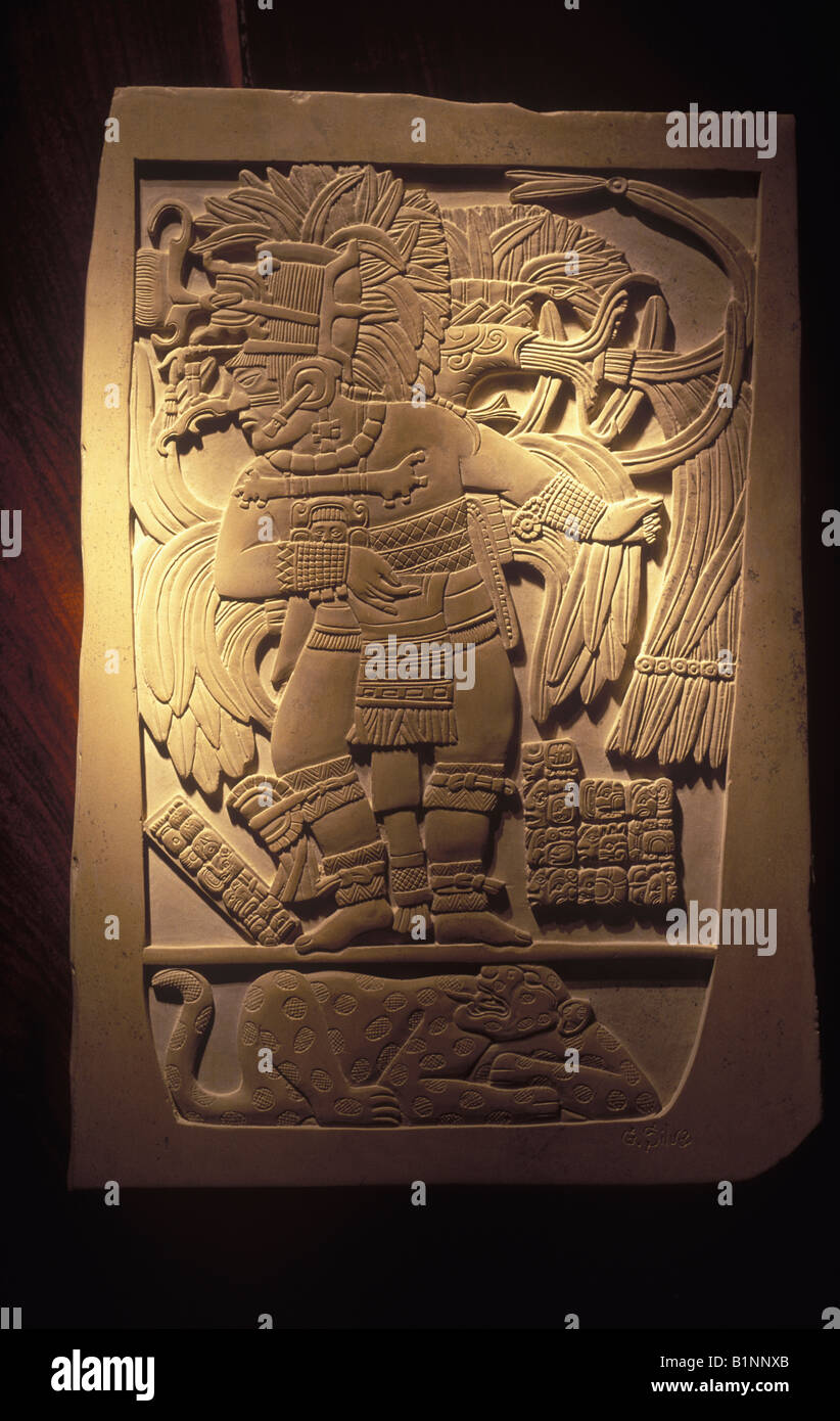 Petite sculpture en pierre de reproduire l'écriture hiéroglyphique et les glyphes de l'ancienne civilisation Maya Mexique Banque D'Images