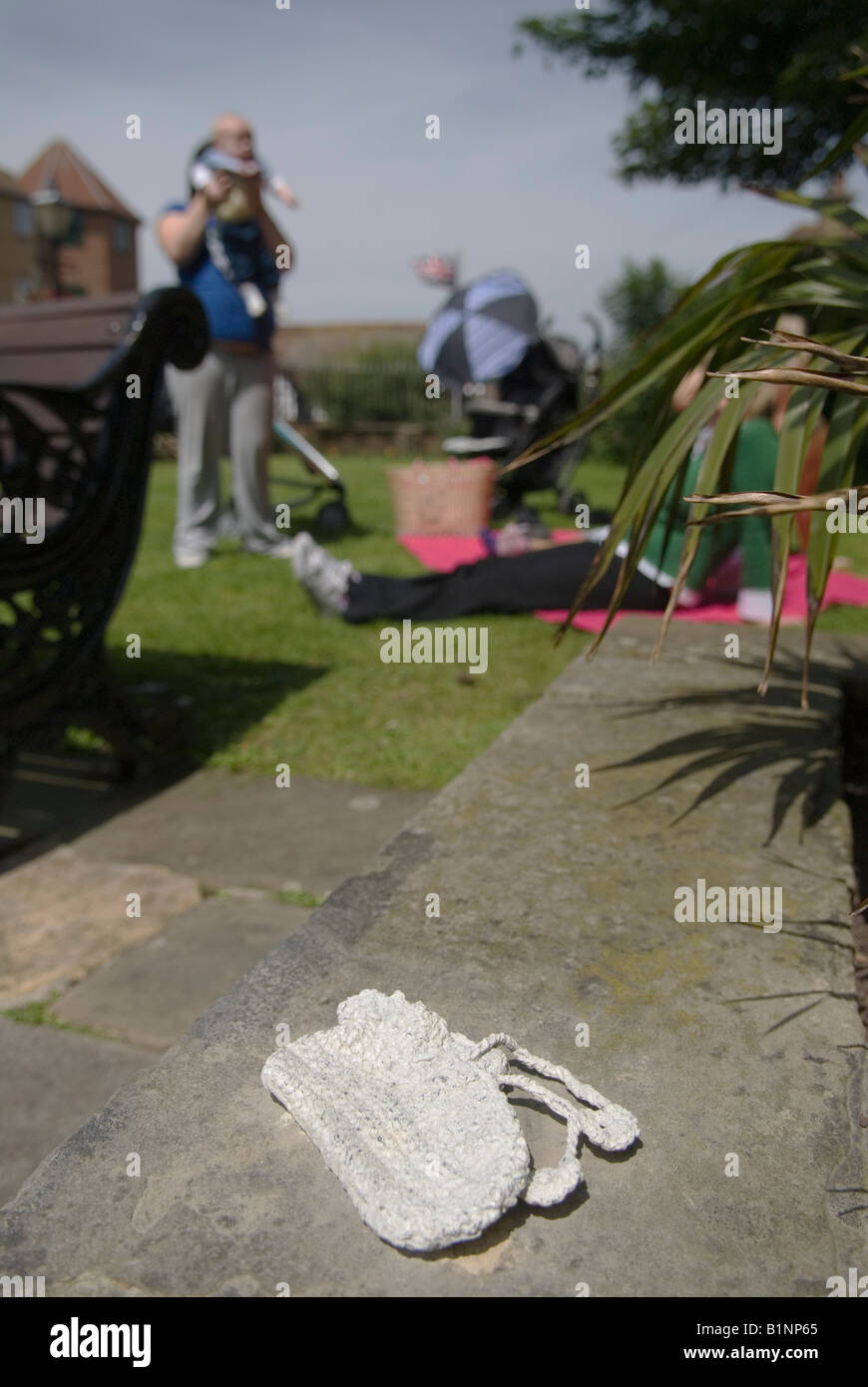 Tracey Emin Creative Folkestone Triennial exposition d'art public Kent 'Baby Things' Knitted Baby Shoe Bayle Gardens UK 2008 2000s HOMER SYKES Banque D'Images