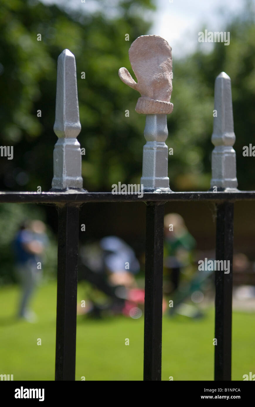 Folkestone Triennal public art exposition Kent UK 2008 Tracey Emin Baby Things bébé tricoté Mitten Bayle Gardens 2000S HOMER SYKES Banque D'Images