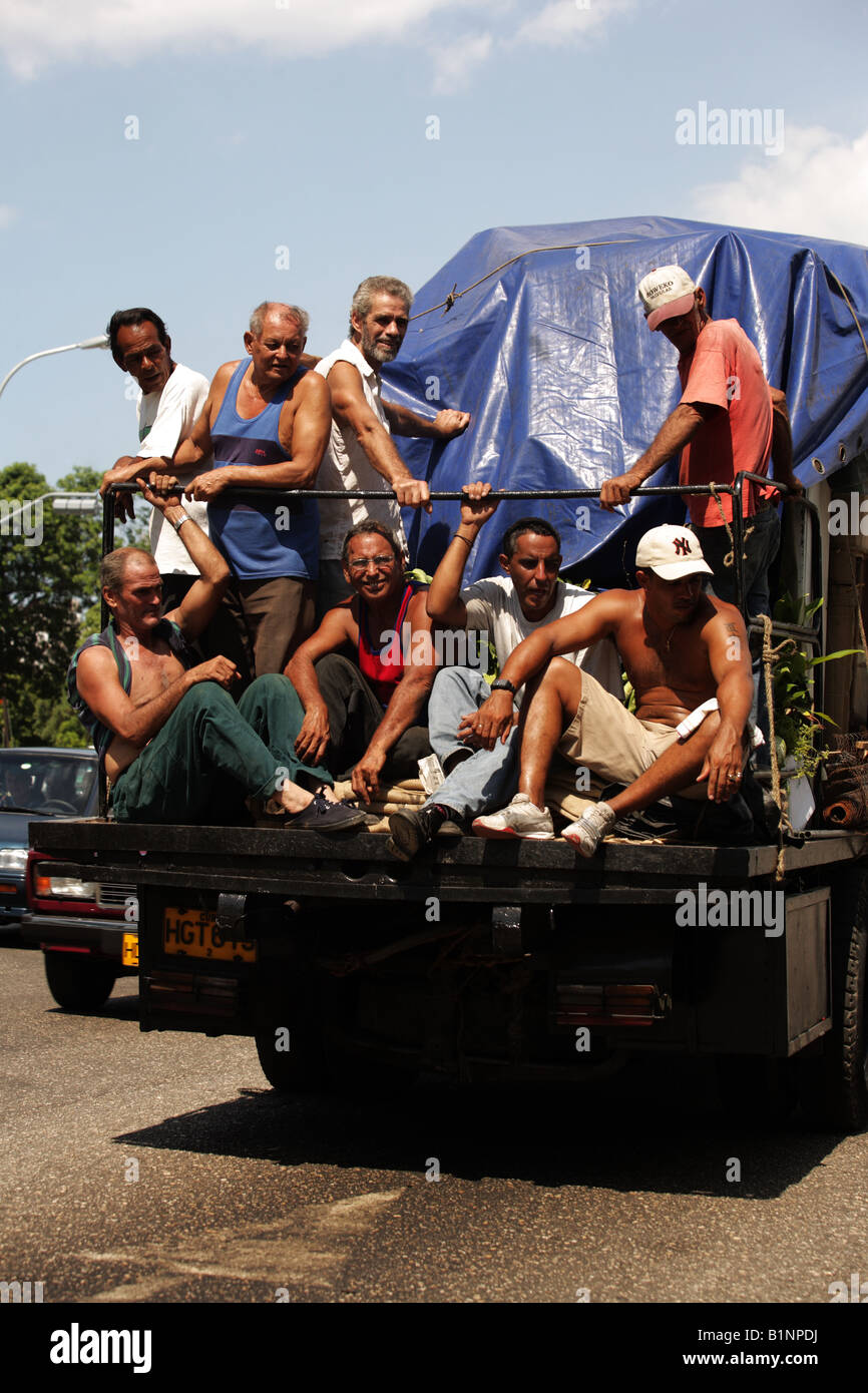 Les hommes à l'arrière d'un camion, Cuba Banque D'Images