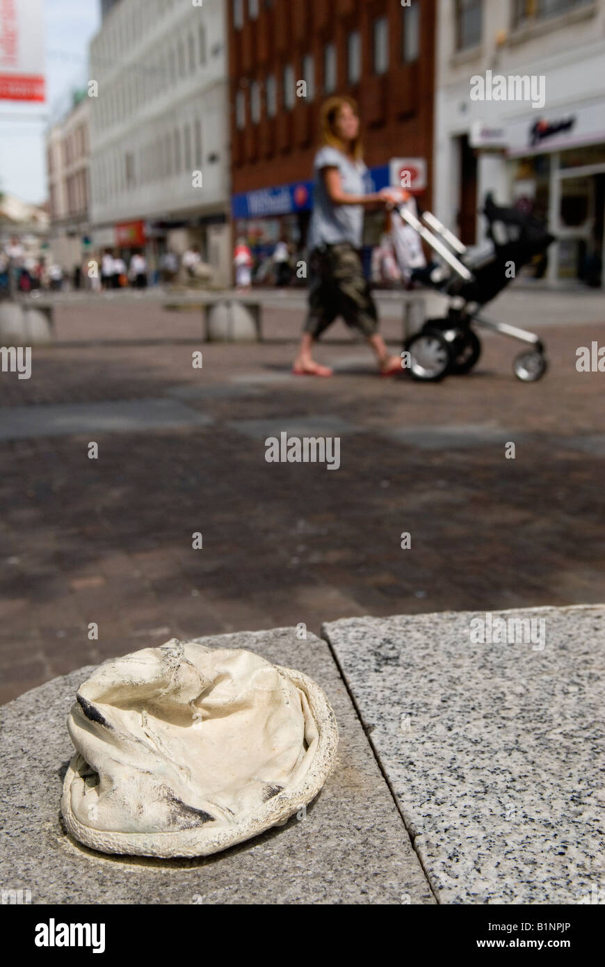 Tracey Emin Folkestone exposition d'art public triennale Kent « Baby Things » « Baby Cap Baby Hat » sur le banc, zone piétonne de Sandgate Road HOMER SYKES Banque D'Images