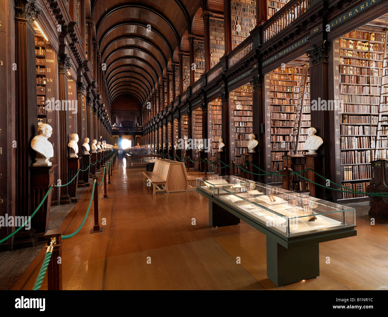 La longue pièce ancienne bibliothèque Trinity College de Dublin, Irlande Banque D'Images