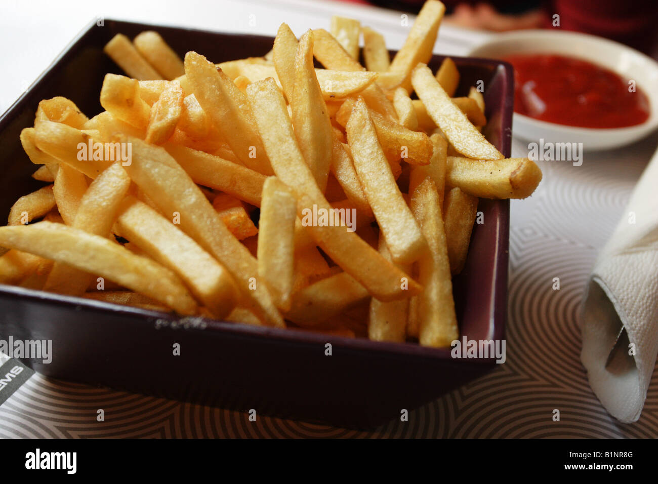 Frites et ketchup dans un restaurant tendance sur le Banque D'Images