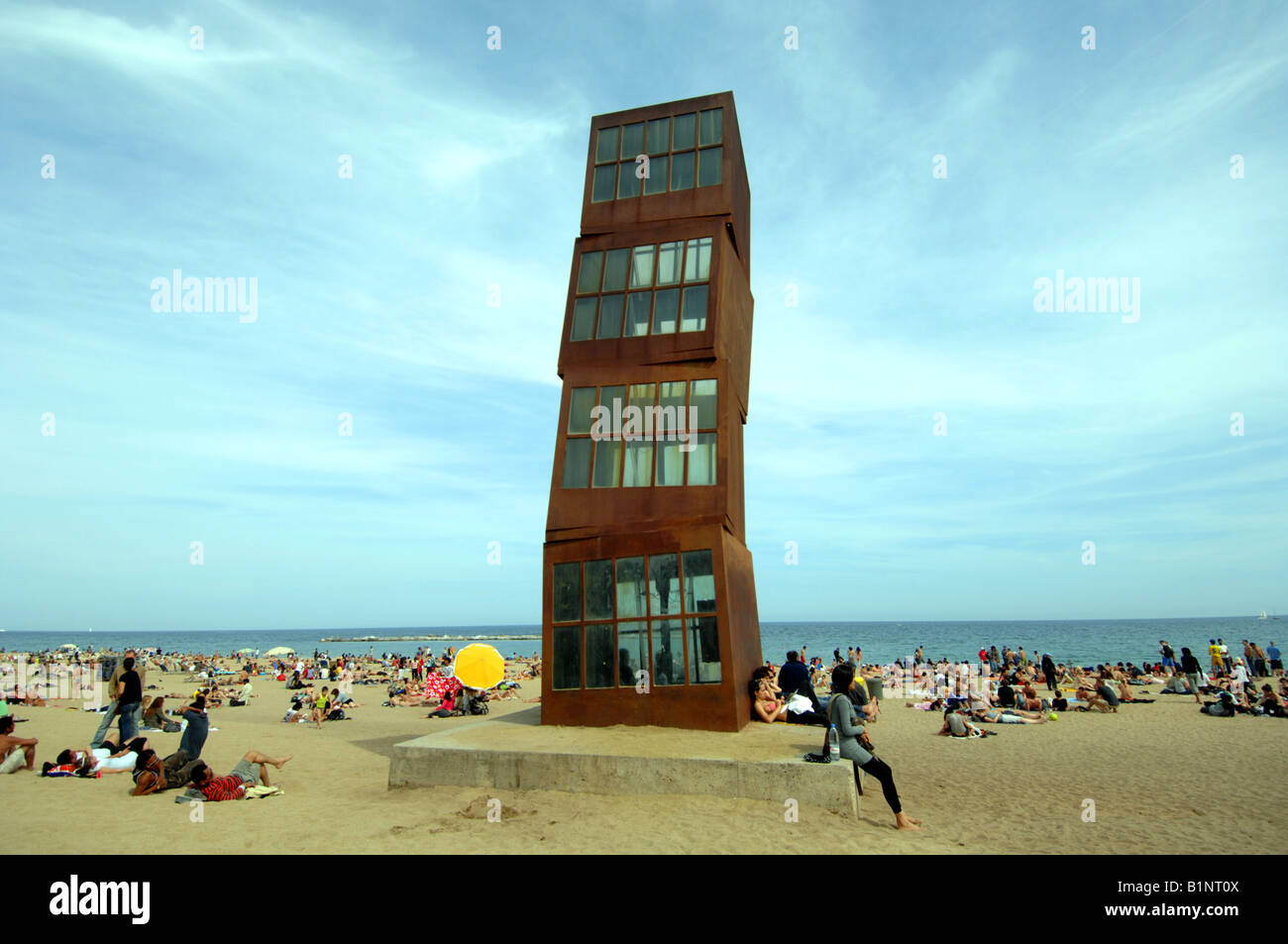 La plage de Barcelone, Espagne, l'art moderne sculpture 'une Homentage la Barceloneta' par Rebecca Horn Banque D'Images