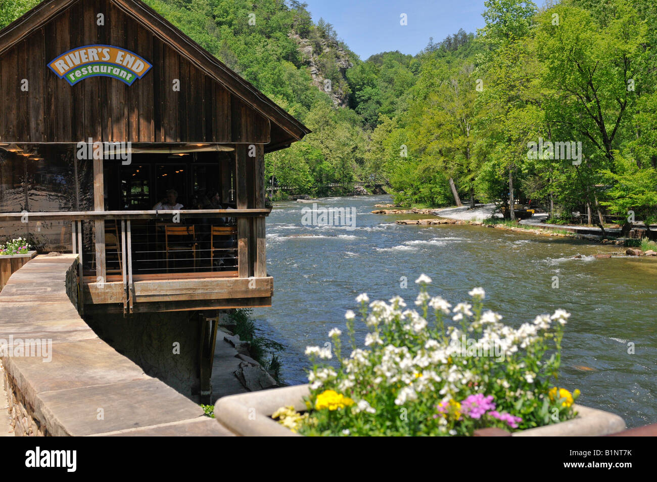 River's End Restaurant sur le fleuve de Nantahala, Great Smoky Mountains, en Caroline du Nord, États-Unis Banque D'Images
