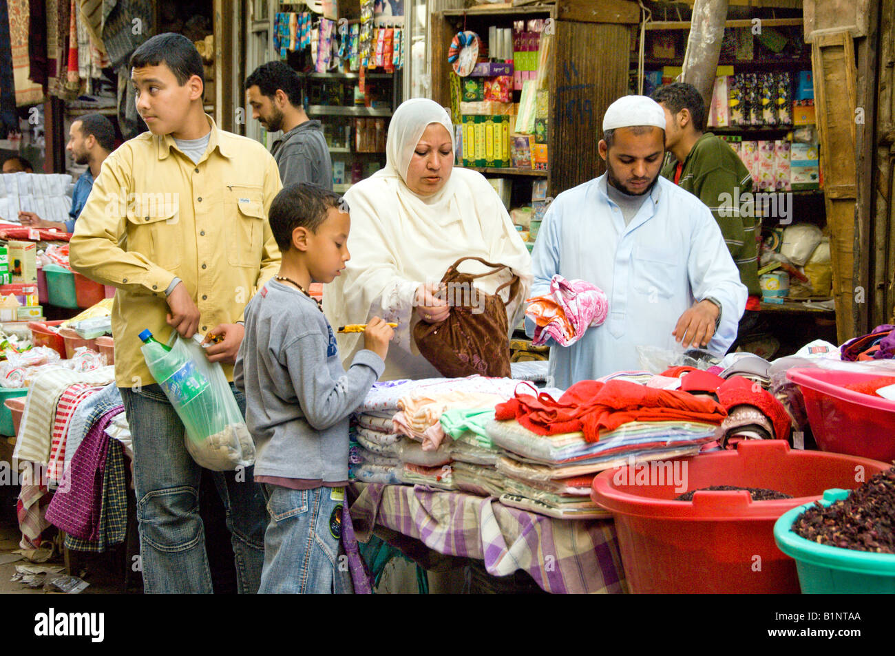 Les clients arabes au marché de Khan El Khalili au Caire Egypte Banque D'Images