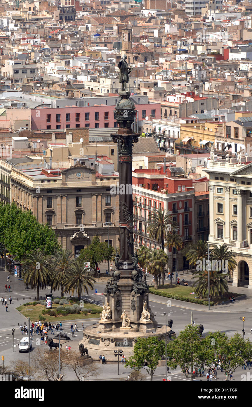 La colonne Christophe Colomb et statue avec toile de fond de la ville de Barcelone, Espagne Banque D'Images