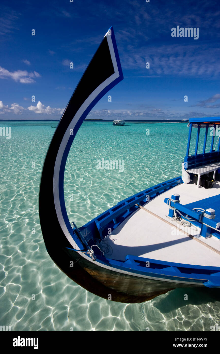 Avant de dhoni bateau de plongée flottant sur l'eau peu profonde Banque D'Images