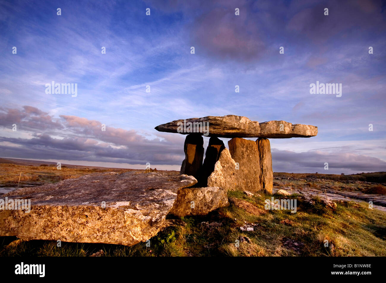 Dolmen de Poulnabrone Le Burren Comté de Clare Irlande Banque D'Images
