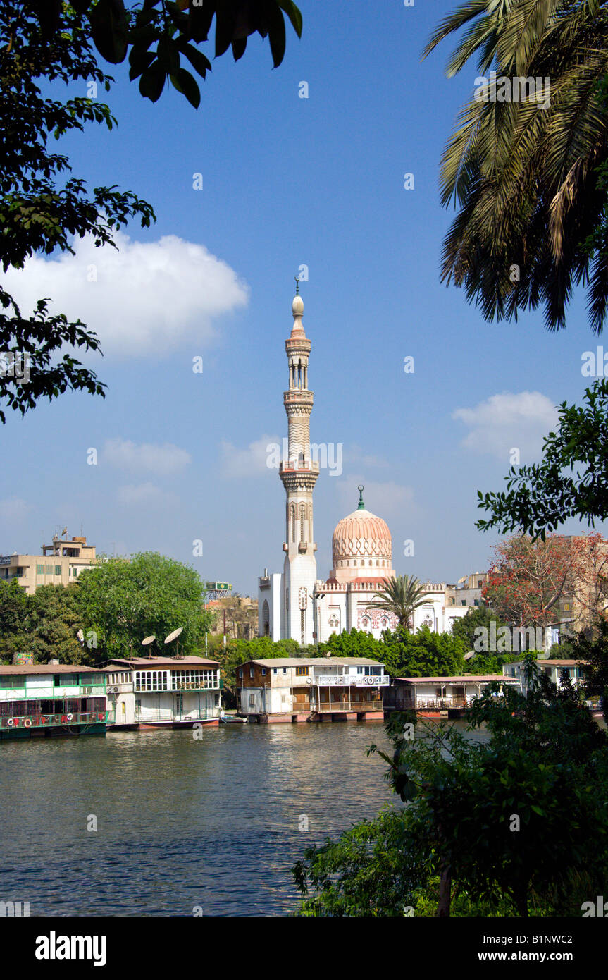 Les bateaux-maisons et une mosquée le long du Nil au Caire Egypte Banque D'Images