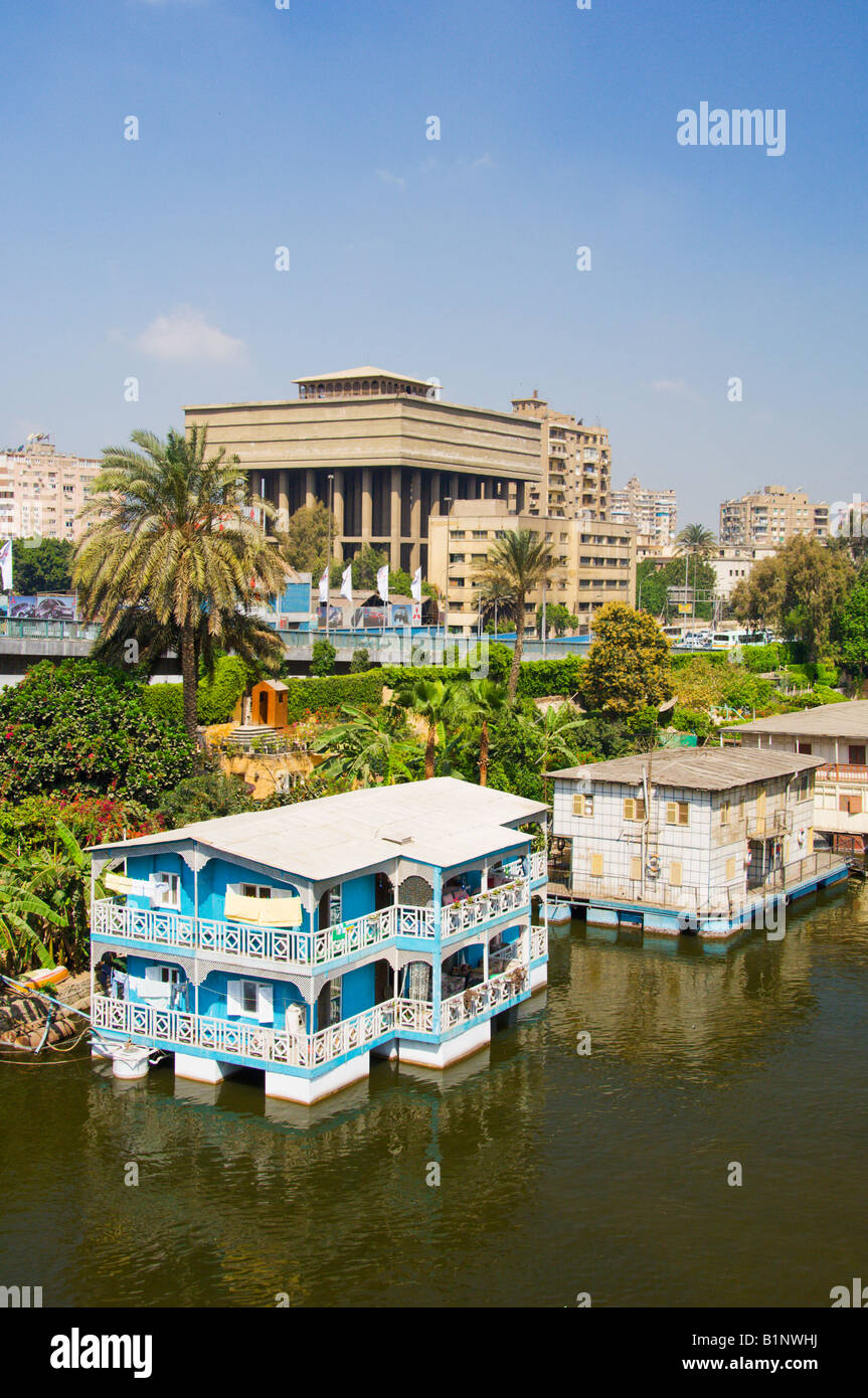 Les bateaux amarrés sur la rive ouest du Nil au Caire, Egypte Banque D'Images