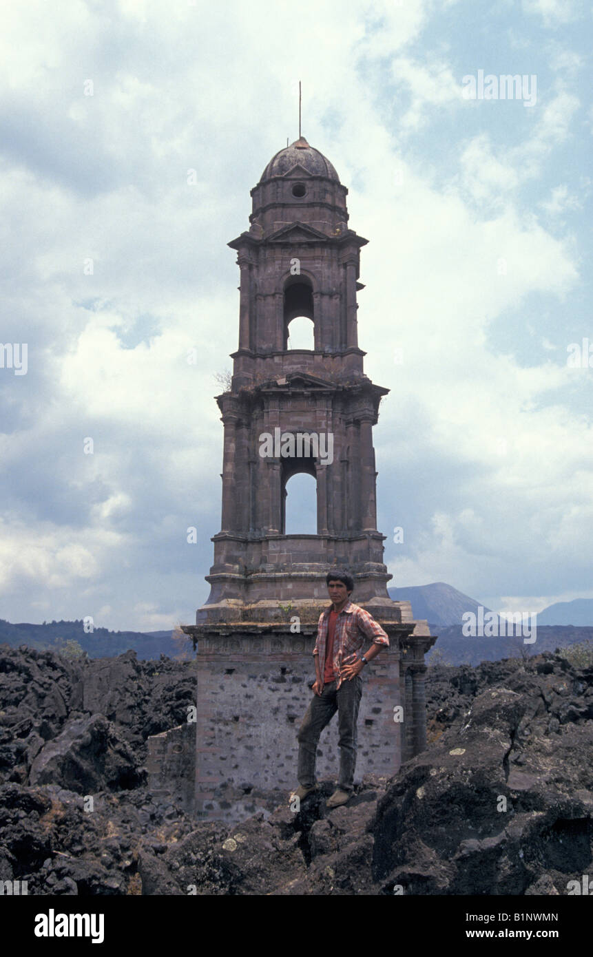Un guide Purepecha à demi-enterré et clocher de le Templo de San Juan Parangaricutiro, Michoacan, Mexique église Banque D'Images