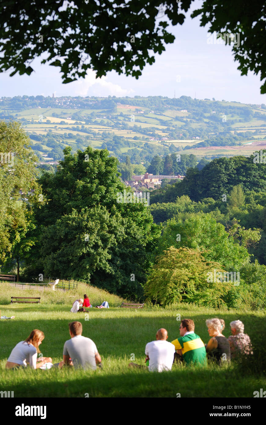 Séance de groupe sur colline, Cliftonwood, Clifton, Bristol, England, United Kingdom Banque D'Images