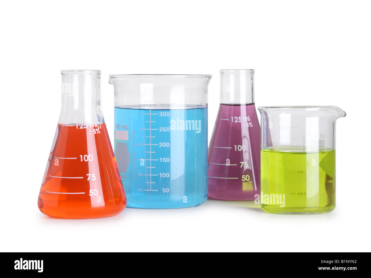 Verrerie de laboratoire avec des liquides colorés découper sur fond blanc Banque D'Images
