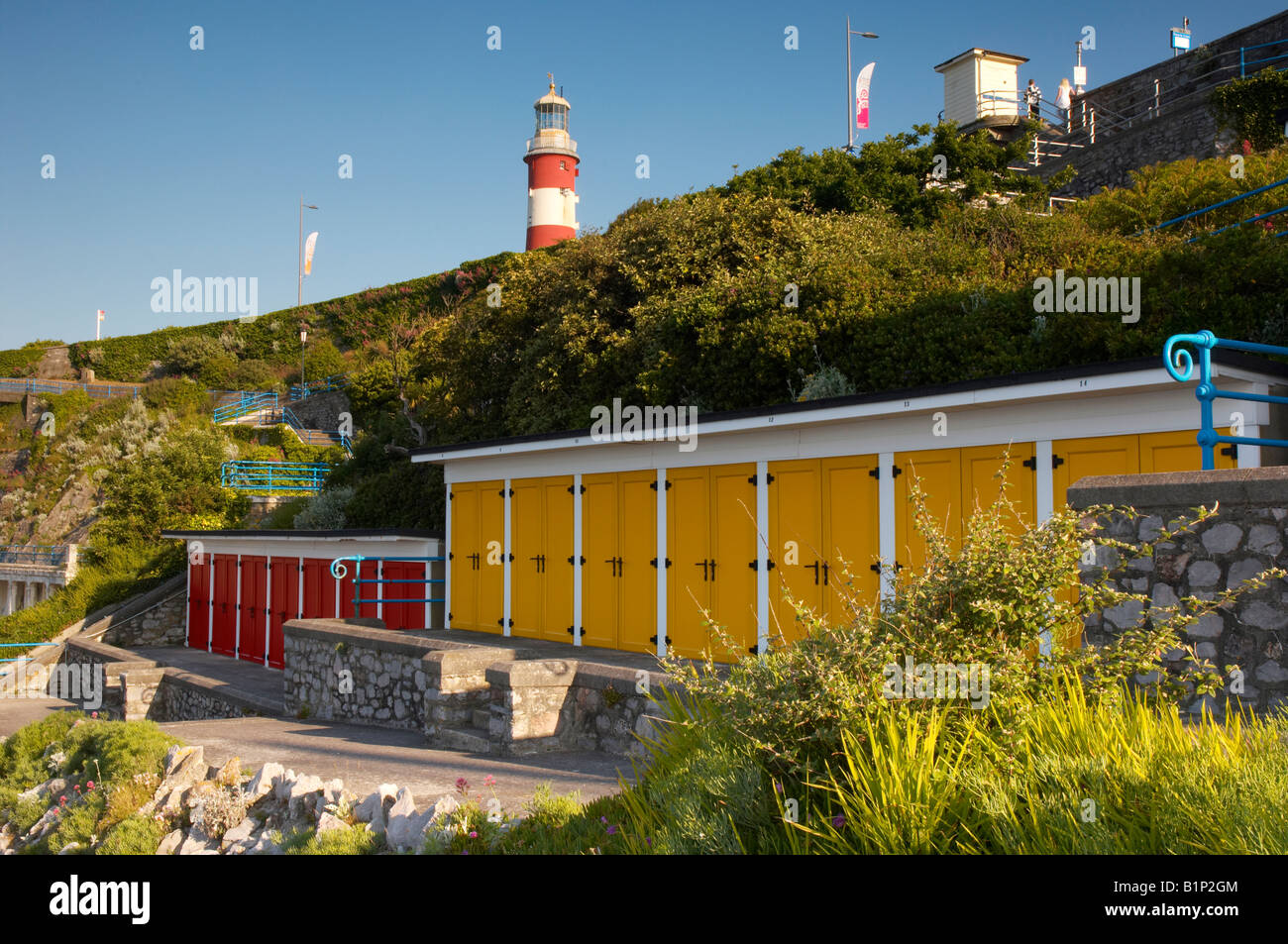 Cabanes multicolores sur le front de l'art déco de Plymouth Hoe soutenu par Smeaton's Tower Devon UK Banque D'Images