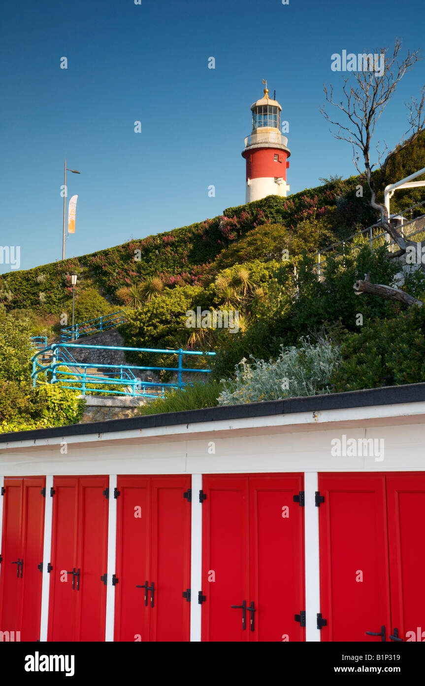 Huttes rouge sur le front de mer de style art déco de Plymouth Hoe soutenu par Smeaton's Tower Devon UK Banque D'Images
