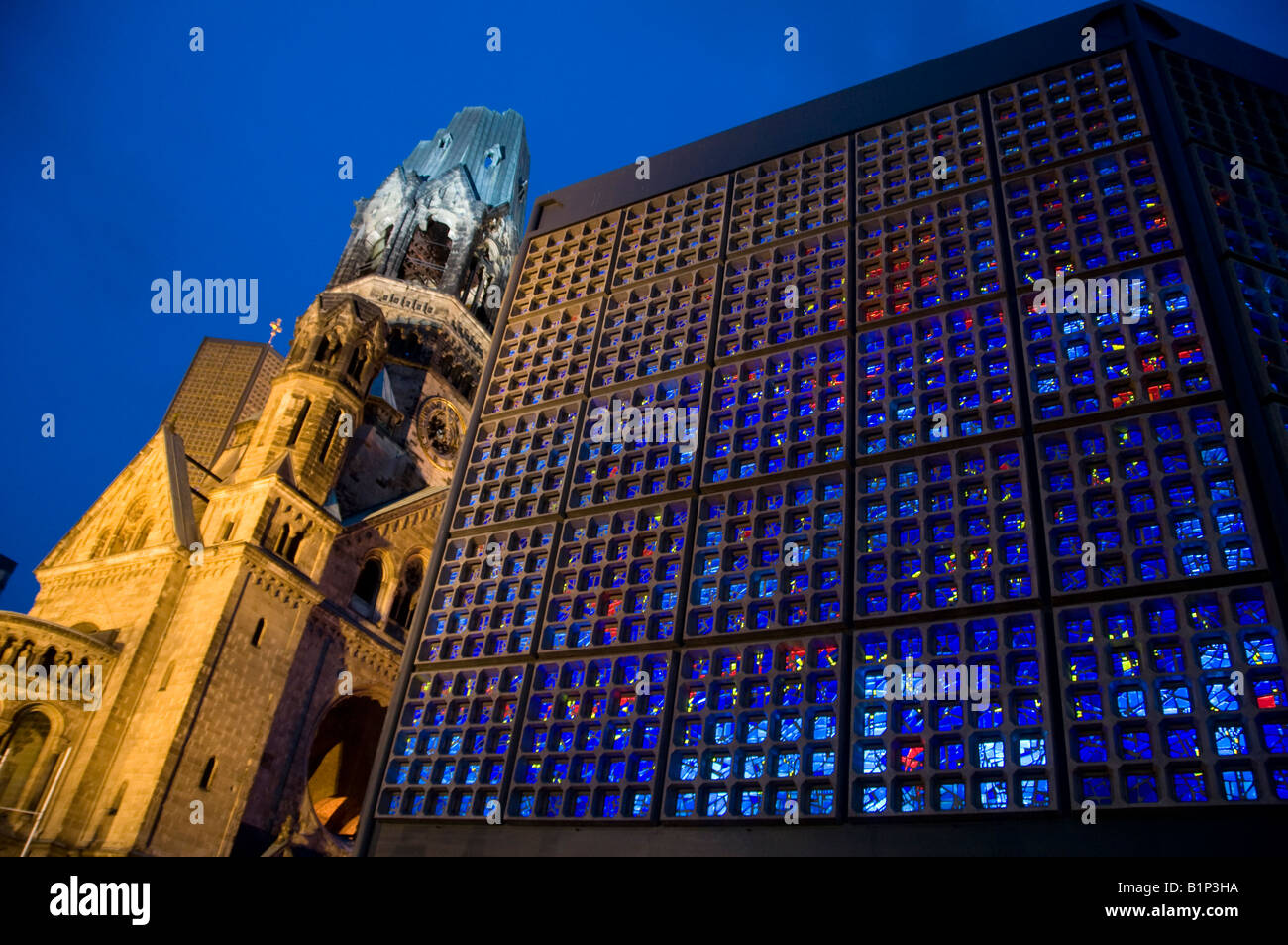 L'église Kaiser Wilhelm gedächtniskirche avec la nouvelle église conçue par Eiermann avec des incrustations de vitraux conçues par Gabriel Loire à Berlin en Allemagne Banque D'Images