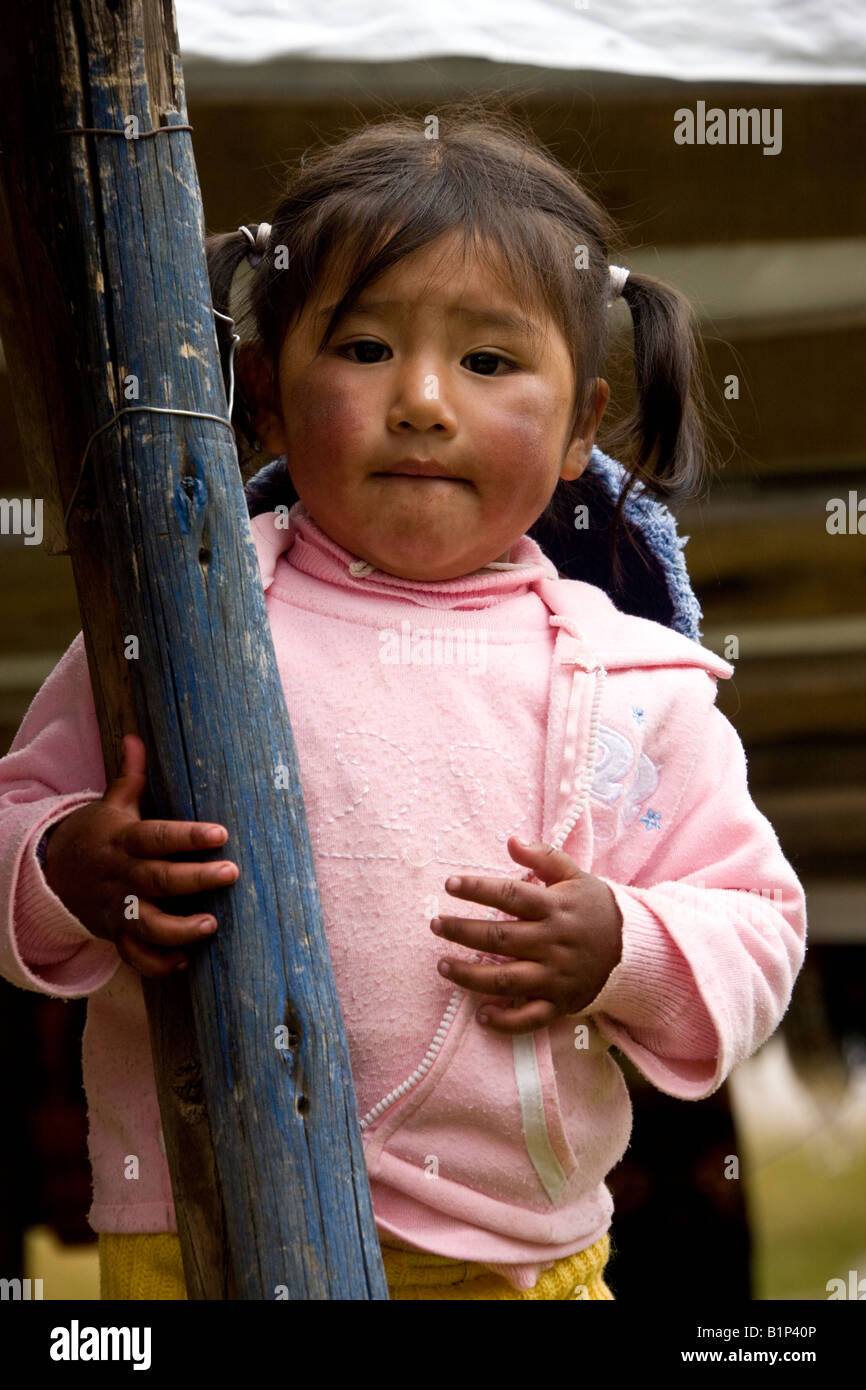 Jeune fille péruvienne dans un marché près de Puno dans le sud du Pérou en Amérique du Sud Banque D'Images