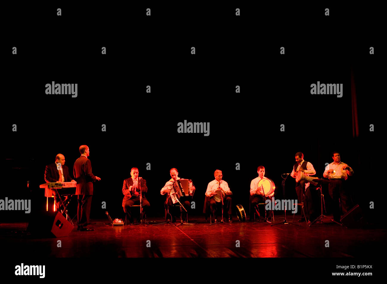 Bande égyptienne et singer performing on stage Banque D'Images