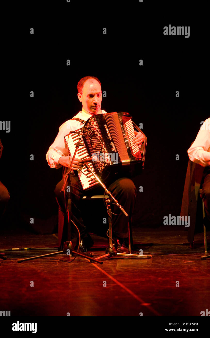 Musicien égyptien jouant un accordéon Banque D'Images