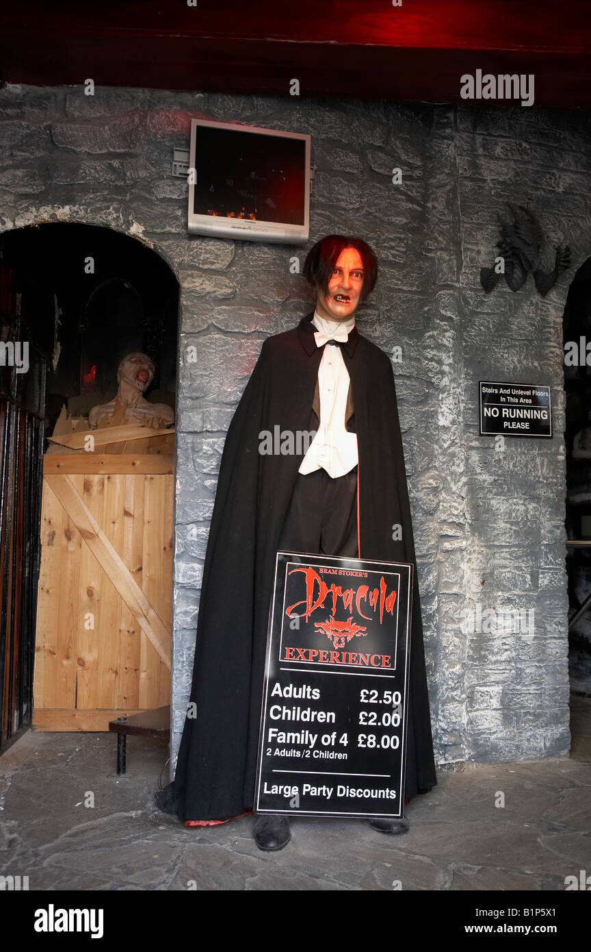 La figure du comte Dracula DEBOUT DANS L'ENTRÉE DE L'EXPÉRIENCE DE DRACULA À WHITBY, NORTH YORKSHIRE Royaume-uni UK Banque D'Images