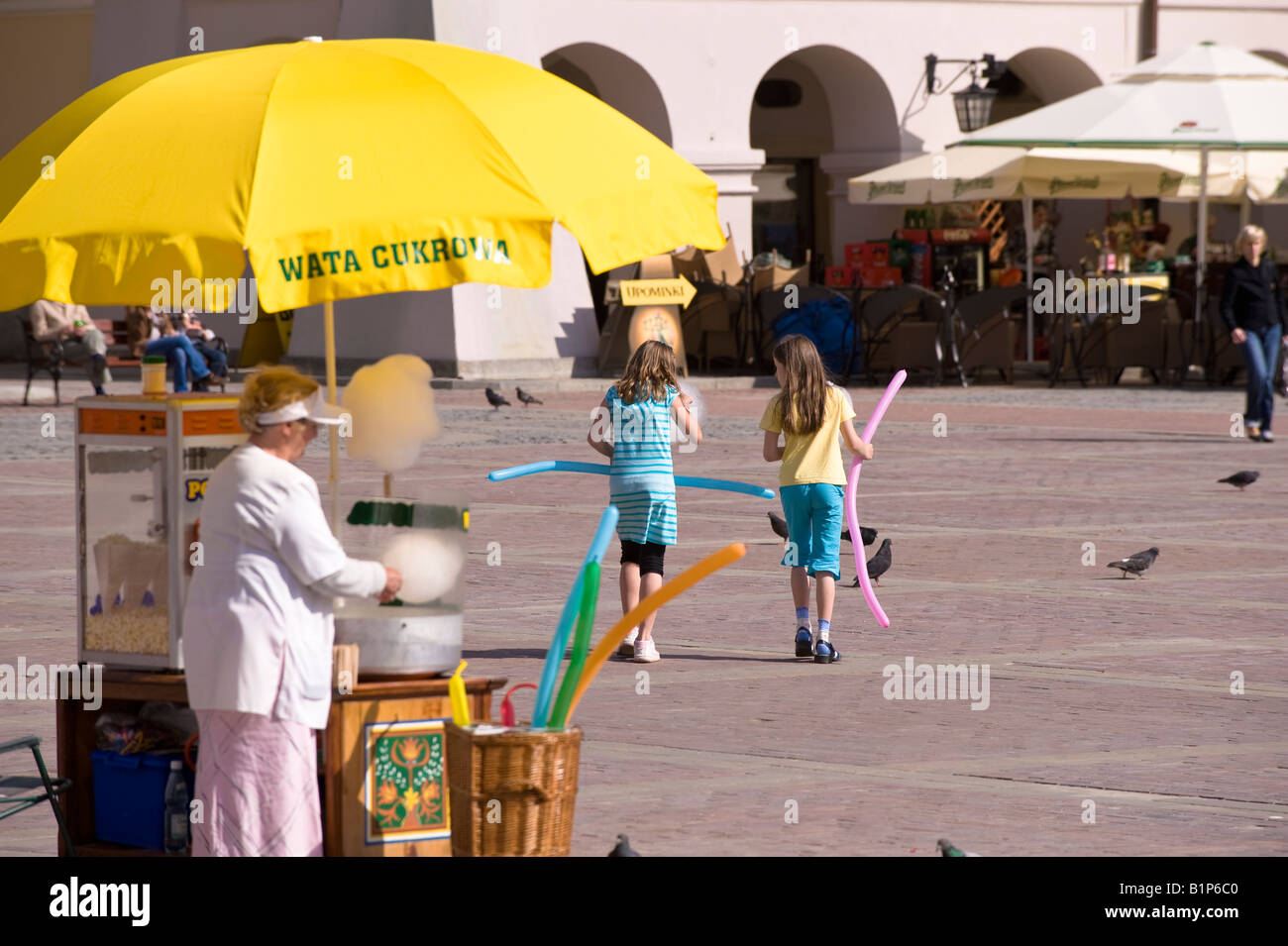 Bloquer la vente de barbe à papa et autres friandises Vieille Ville de Zamosc Pologne Marché Banque D'Images