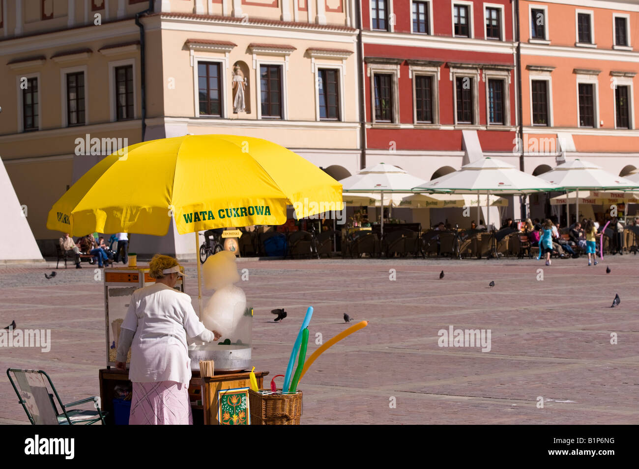 Bloquer la vente de barbe à papa et autres friandises Vieille Ville de Zamosc Pologne Marché Banque D'Images