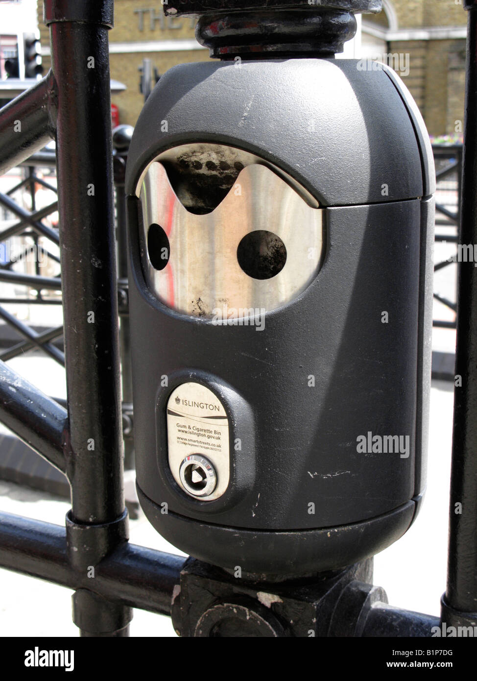 Le chewing-gum et Cigarette Bin Banque D'Images