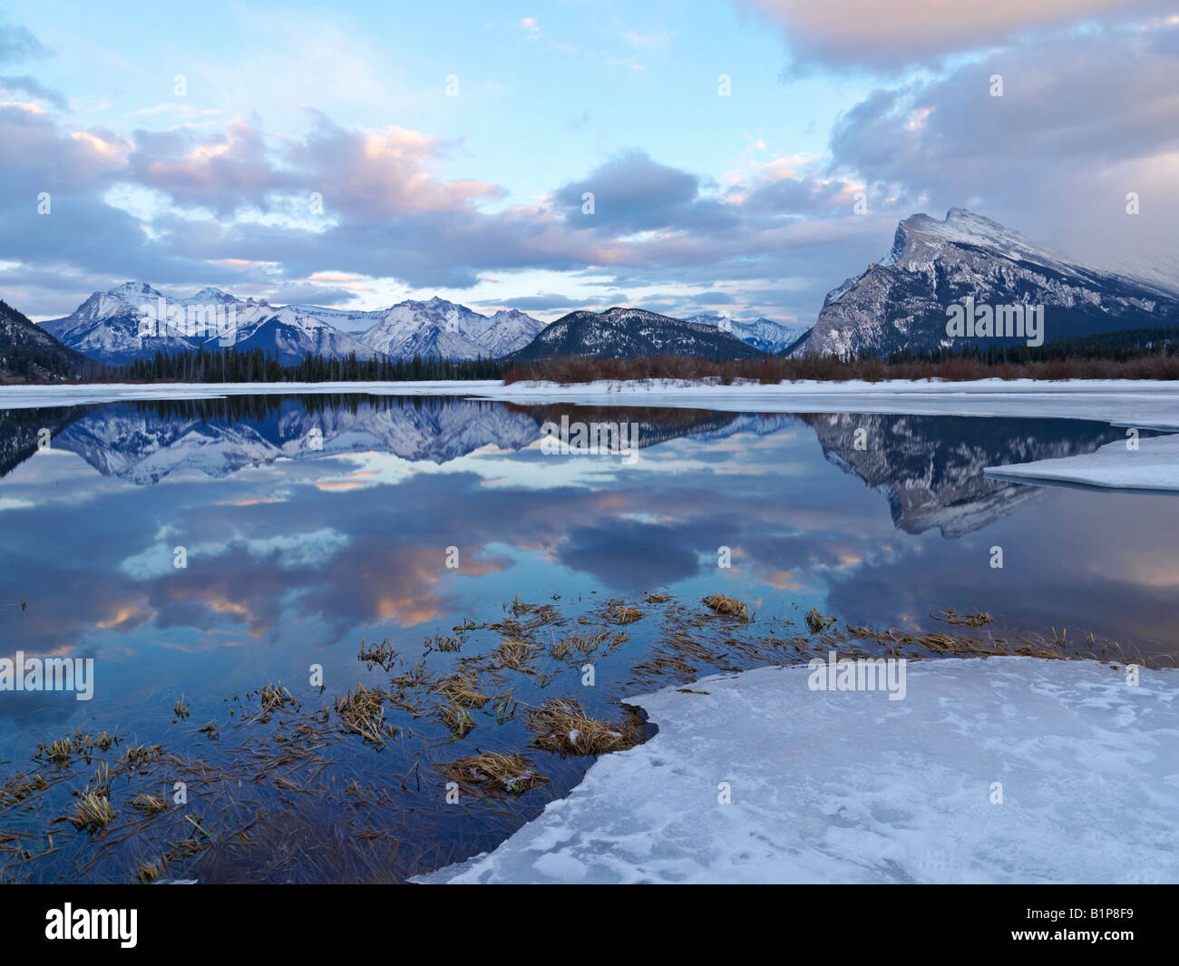 Mont rundle et la gamme fairholme Banque de photographies et d’images à ...