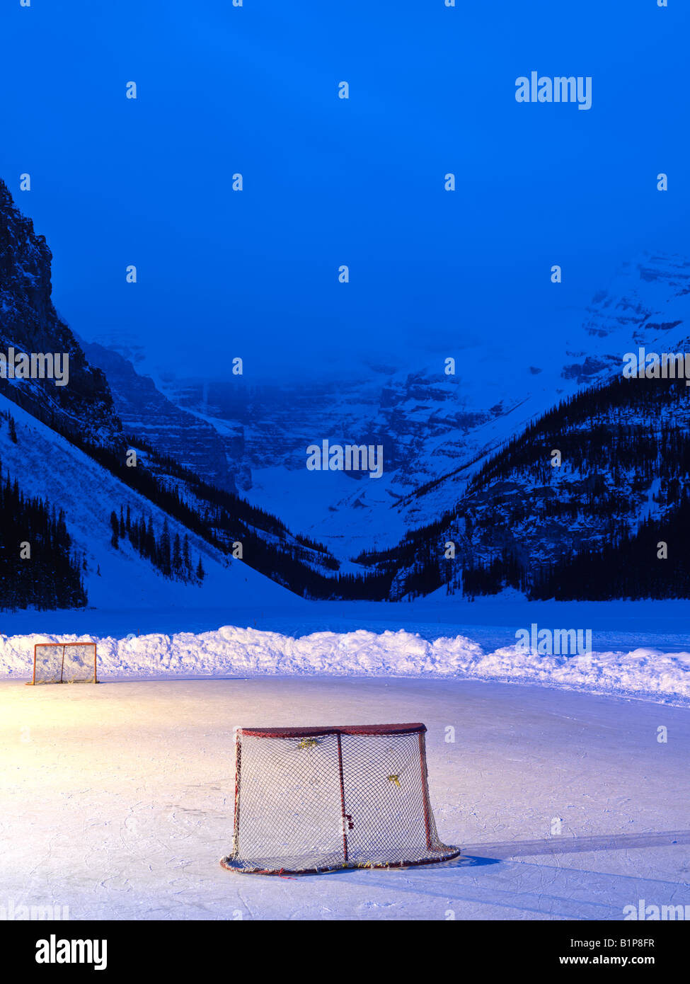 Canada Alberta Banff National Park Lake Louise patinoire avec filets de hockey sur le lac Louise gelé à l'aube Banque D'Images
