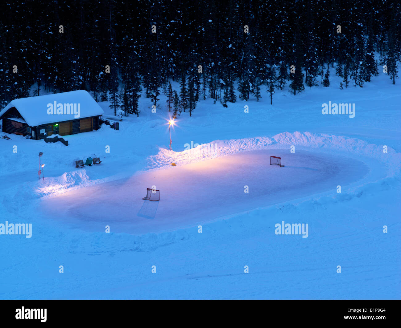 Canada Alberta Banff National Park Lake Louise patinoire de hockey sur glace sur le lac Louise gelé Banque D'Images